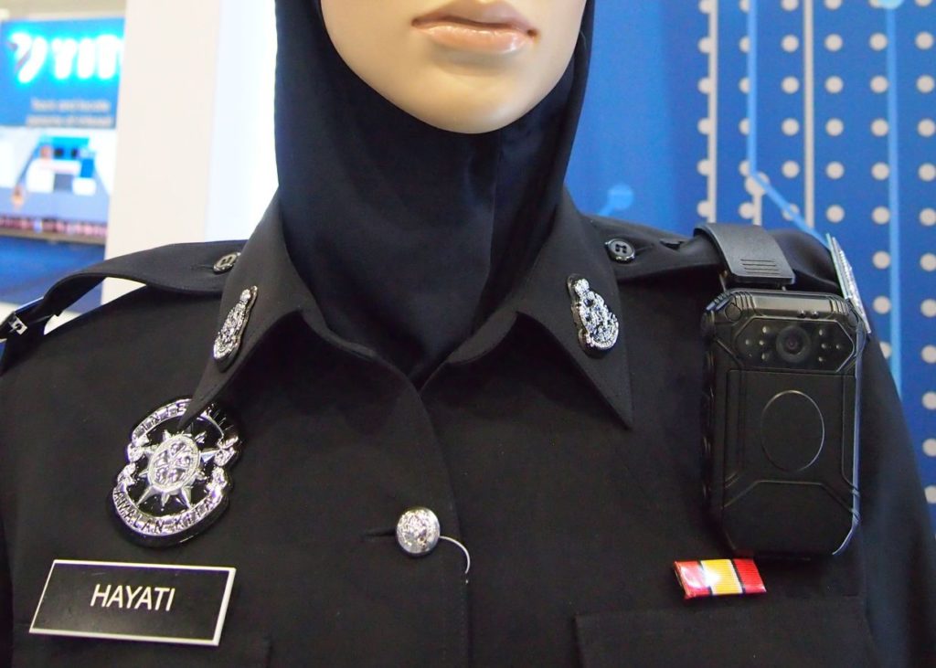 malaysian-rights-facing-police-uniform