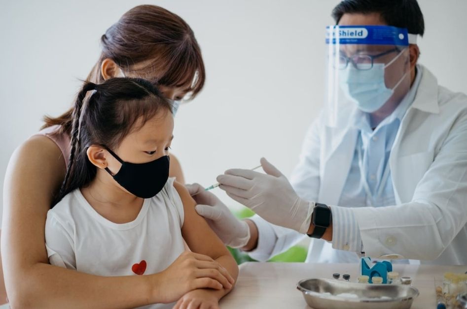 child get vaccine