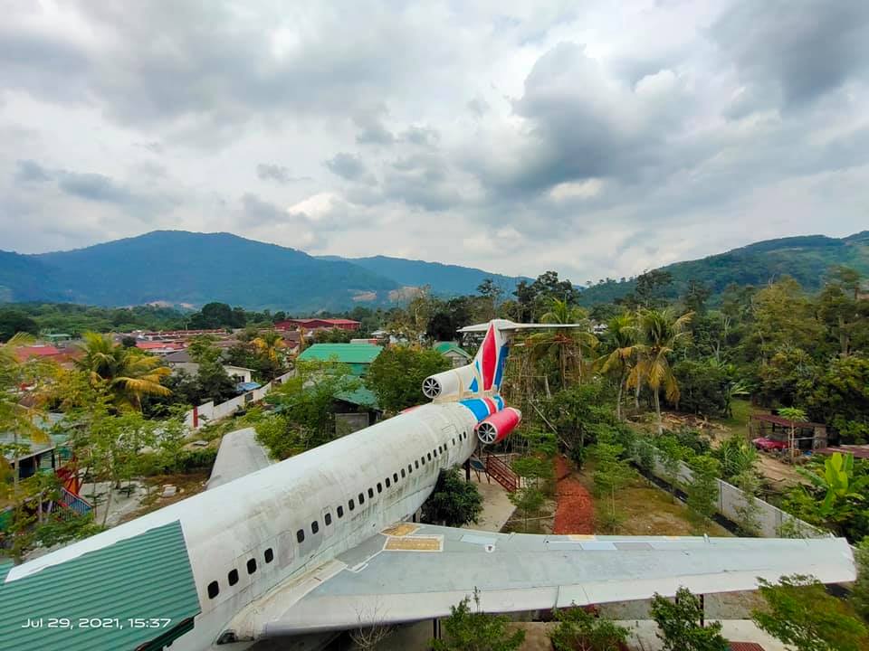 twin-jets-resort-airplane-sky