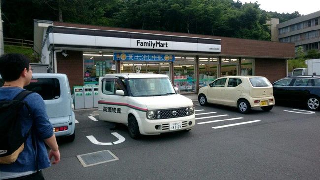 why-family-mart-japan-uses-a-bw-signboard