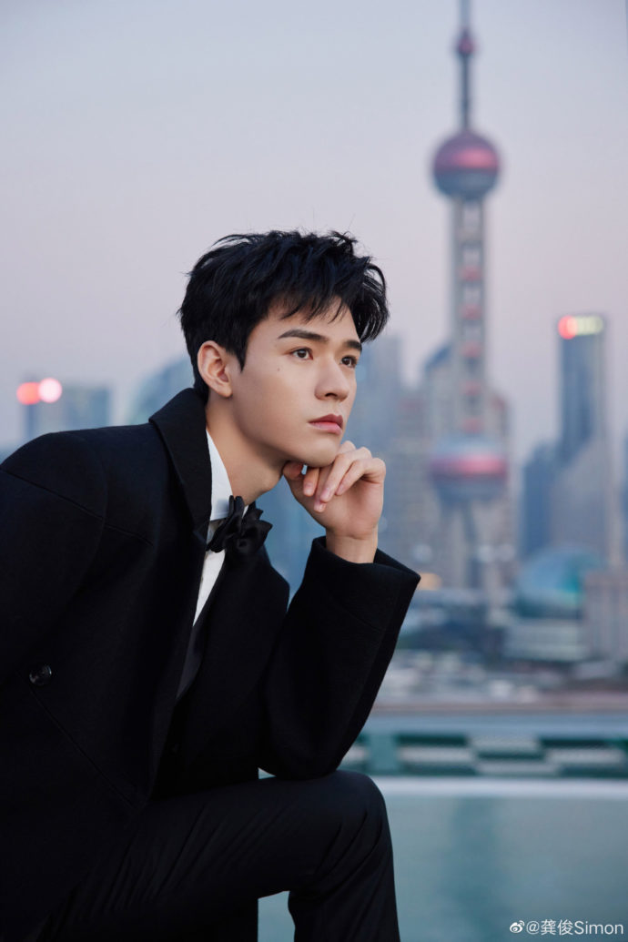 张哲瀚深夜公开“休书”切割龚俊质疑对方刻意营销真人CP | 酱吃瓜| 咖啡