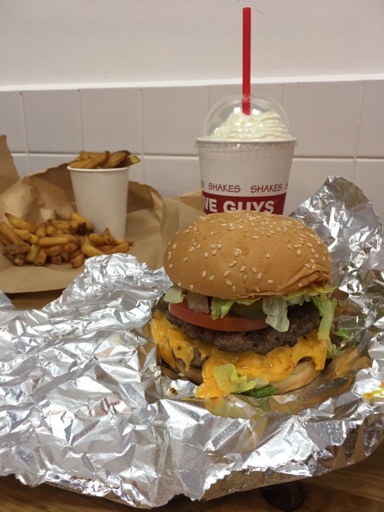 FIVE GUYS进驻Pavilion KL！带你看超火美式快餐店必点菜单 酱好吃 圆圆 就酱YOUNG