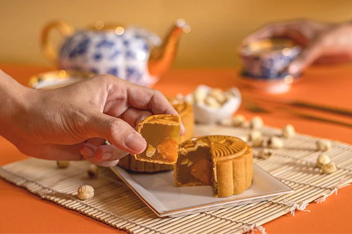 3 Solutions To Enjoy Mooncakes Without Getting Fat Feature