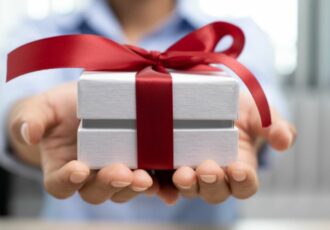 How To Pick Christmas Gift Feature