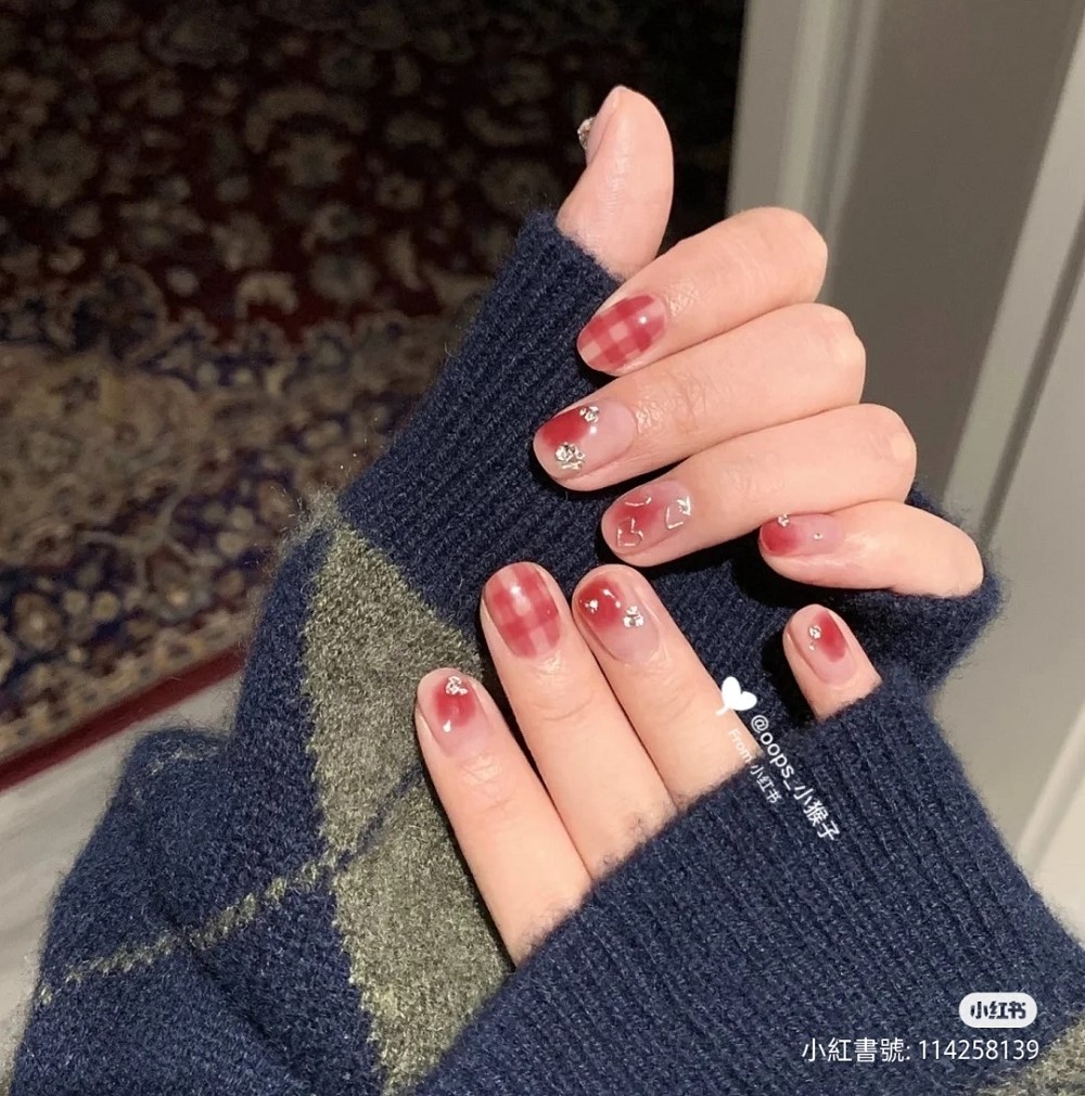 christmas-nail-polish-recommend-2023-simple-manicure