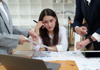 The Portrait Of An Asian Female Worker Was Warned By Her Supervisor As The Profitability Sales Did Not Meet The Planned Targets