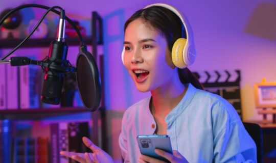 7 Spotify Podcasts For Learning English Recommendation