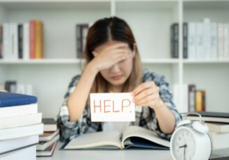 6 Signs Of Student Study Too Stress (6)