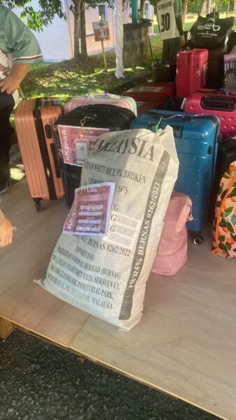 Sabah University Students Pack Their Luggage In Gunny Sack (2)