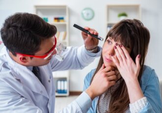 10 Behaviors That Damage Your Eyes (1)