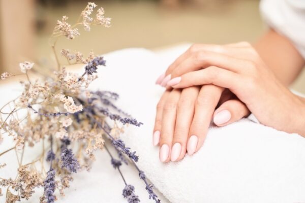 5 Tips To Extend The Life Of Your Manicure (2)