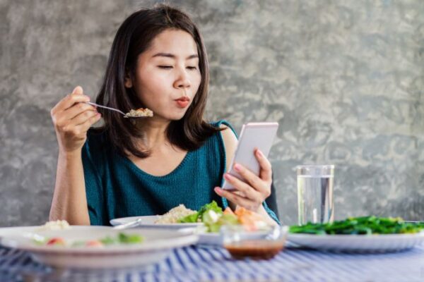 When your brain’s attention is maxed out, your sense of taste becomes dulled on your phone while eating