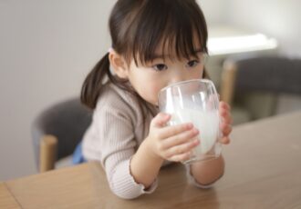 Milk vs oat milk vs soy milk pros and cons (4)