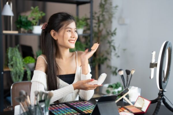 Makeup artist teaches you 4 pre makeup tips3