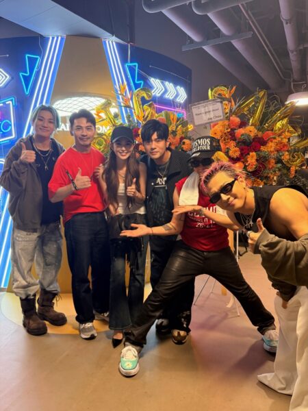 Jay Chou Poses with BIGBANG backstage